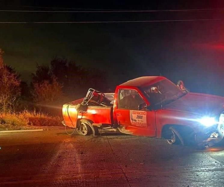 Choca y abandona auto en Cadereyta