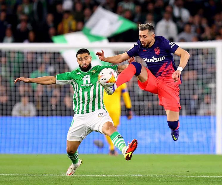 Vence Atlético a Betis en duelo de mexicanos