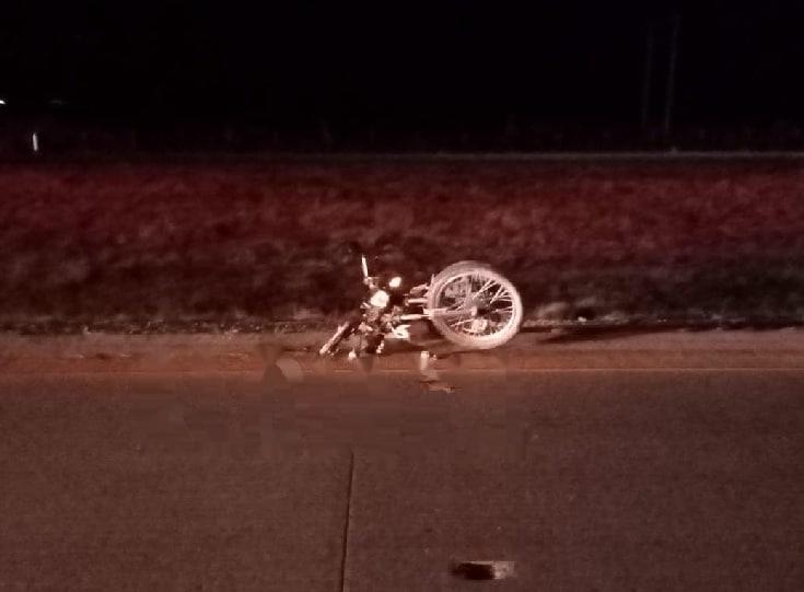Muere arrollado en su moto