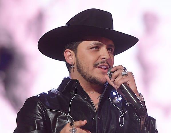 Cubre Christian Nodal el tatuaje de los ojos de Belinda
