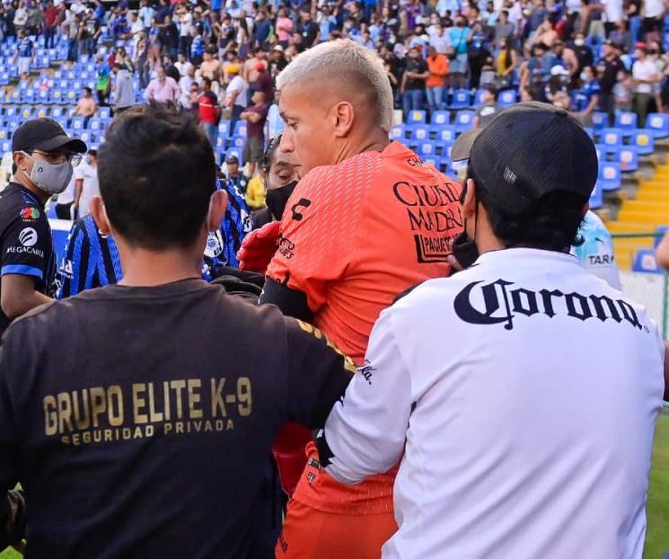 El futbol se tiñó de rojo: Portero del Querétaro