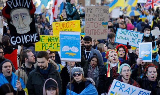 Protestan miles en el mundo por guerra en Ucrania