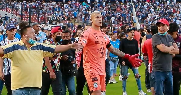 Prohíben hablar a jugadores de Gallos