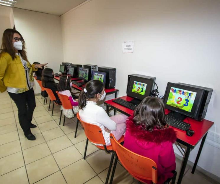 Donan exalumnos de la UDEM computadoras a DIF Valle Verde
