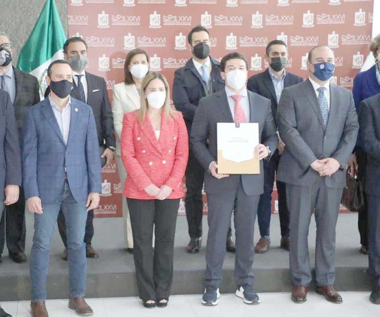 Entrega gobernador proyecto de nueva Constitución