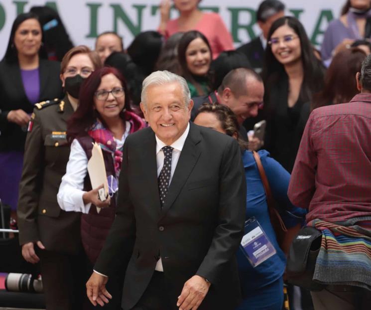 Mujeres arropan a AMLO en el 8M