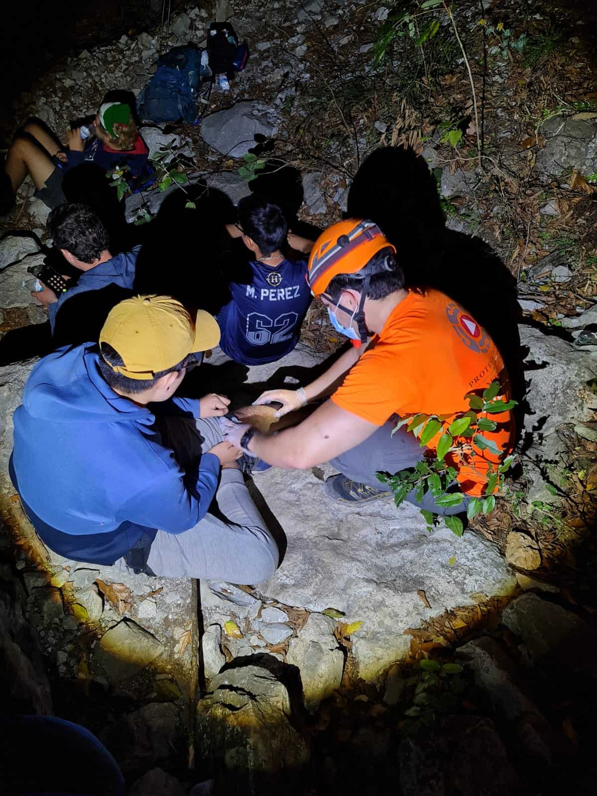 Cinco excursionistas cansados y sin agua, quienes ya no pudieron bajar del Cerro de Las Mitras, fueron rescatados