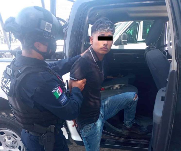 Cae motociclista armado en Monterrey