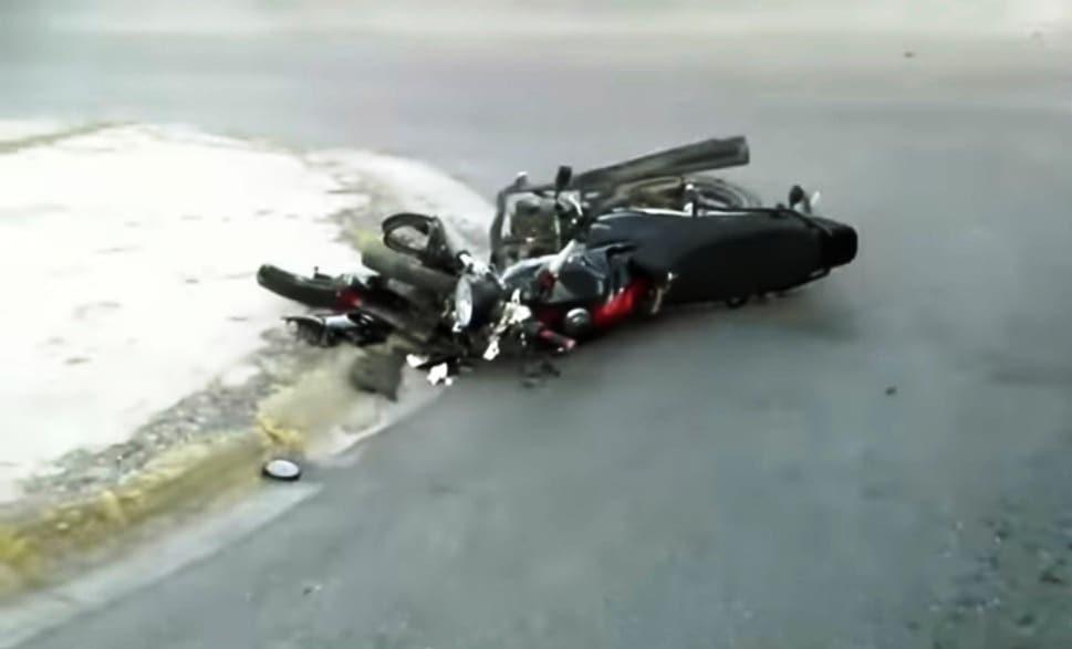 Accidente entre camioneta y motociclista deja un herido
