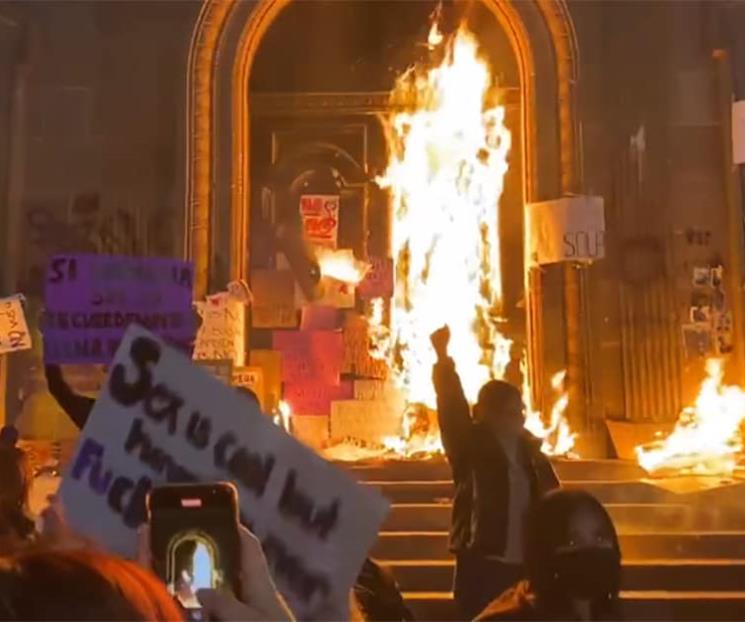 Conmemoran el 8M con fuego y disturbios