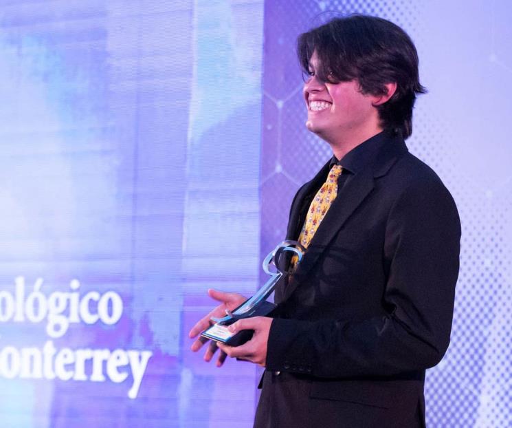 Estudiante de PrepaTec Esmeralda recibe Premio Rómulo Garza