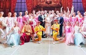 Bailarines varados, logran actuaciones en París Bailarines varados, logran actuaciones en París