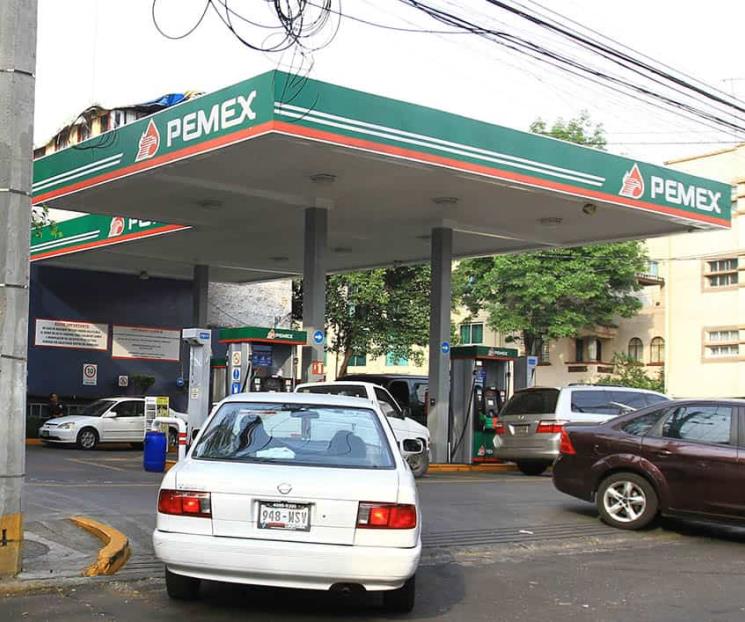 AMLO descarta establecer límite en precios de las gasolinas