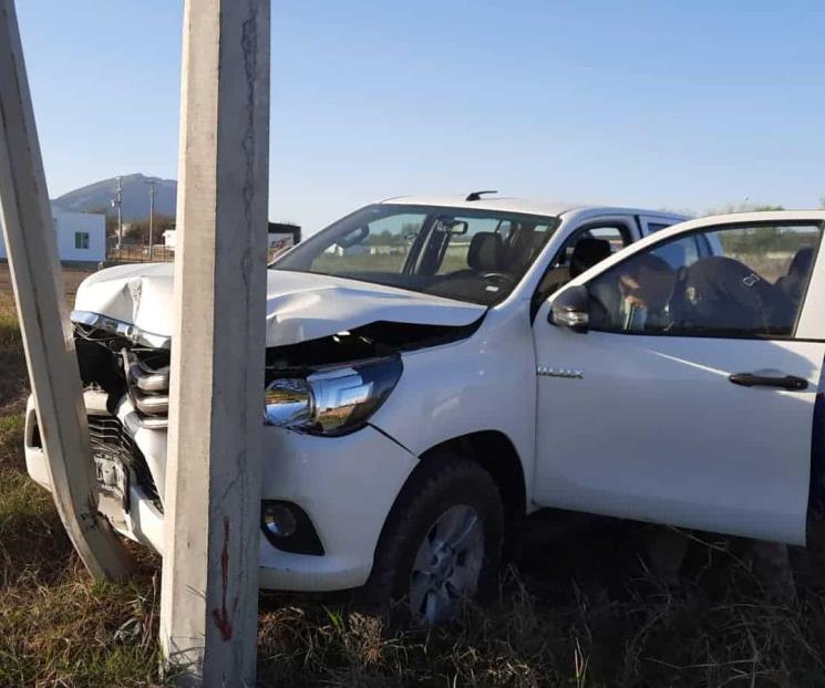 Estrella camioneta contra poste