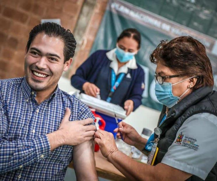 Aplican vacuna de refuerzo para mayores de 18 en Santiago Aplican vacuna de refuerzo para mayores de 18 en Santiago