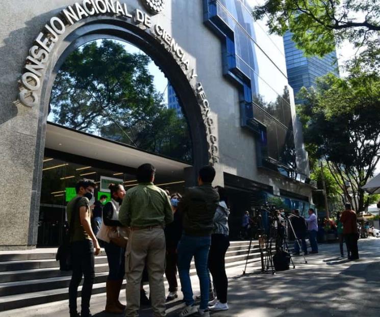 Es un día negro y vergonzoso, dicen académicos