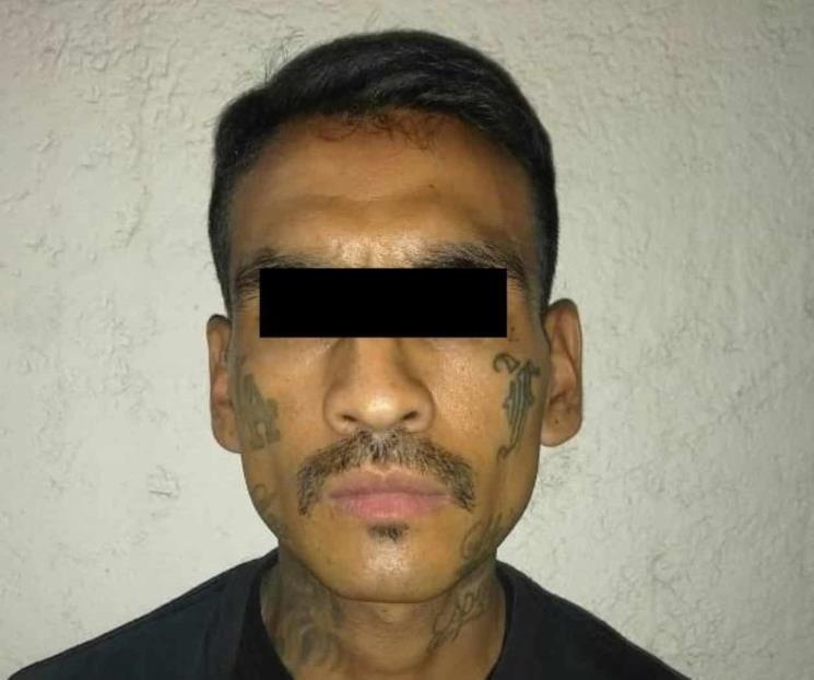 Conduce auto robado y es detenido