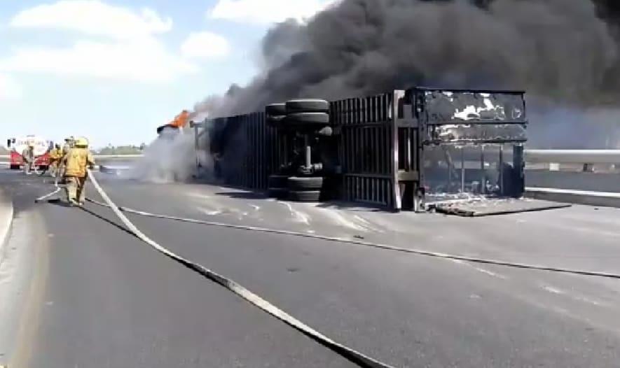 Vuelca tráiler en Guadalupe y se incendia