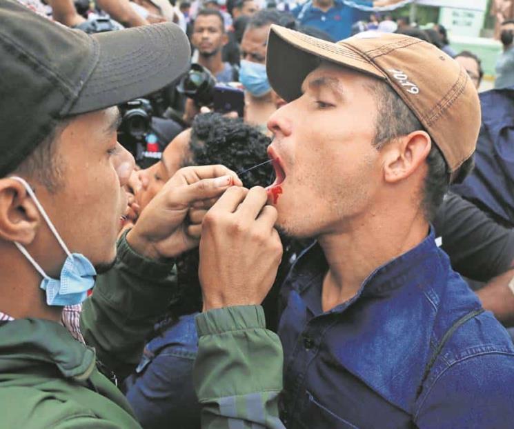 Se suturan migrantes los labios; piden ayuda a AMLO