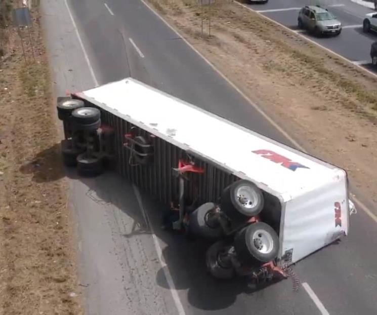 Se vuelca tráiler en Carretera Nacional