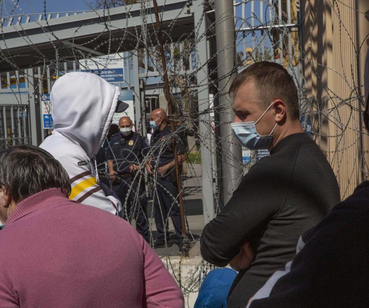 Hacen migrantes antesala dos días para entrar a EU