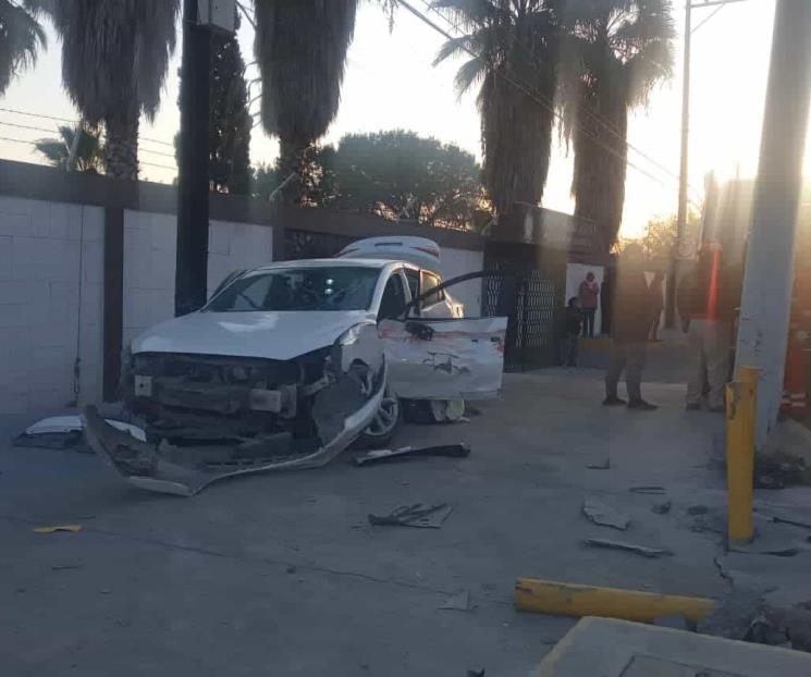 Deja dos lesionados estrellamiento de auto