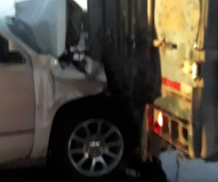 Choca camioneta contra tráiler