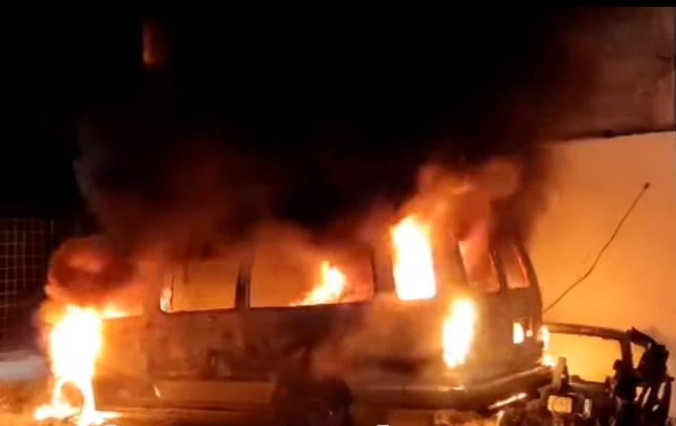 Reportan incendio intencional de camioneta en Cadereyta