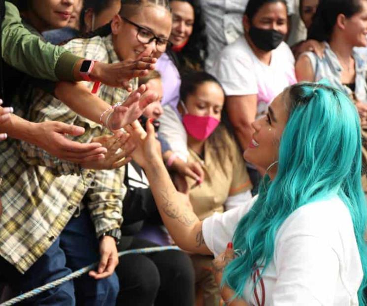 Ofrece Karol G concierto a internas en cárcel de Colombia