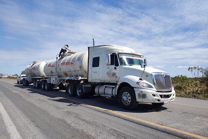 Decomisan seis pipas con combustible robado a Pemex