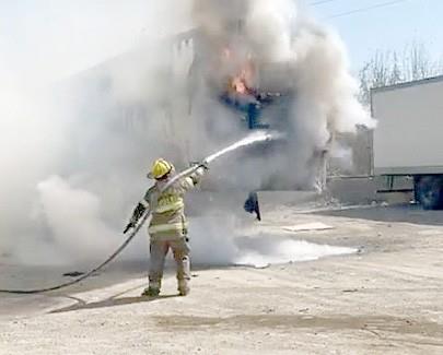 Arde remolque de tráiler en pensión