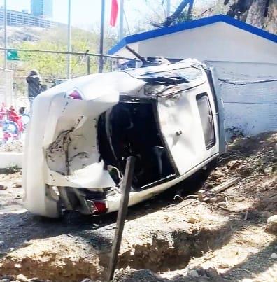 Cae auto de desnivel