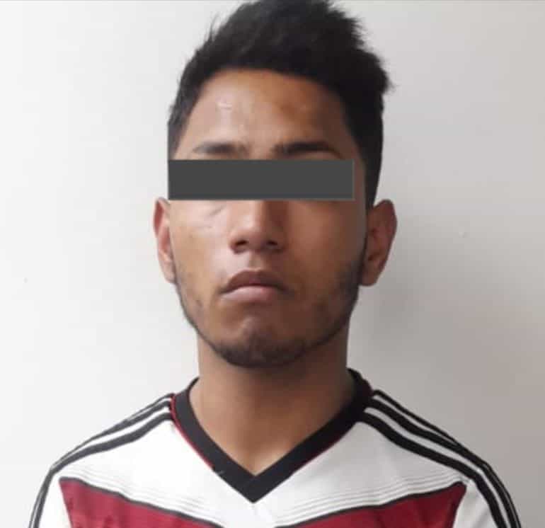 responsable de la muerte de un hombre, a quien llevaba empalyado (envuelto en plástico) dentro de un auto con reporte de robo, fue notificado de una orden de aprehensión