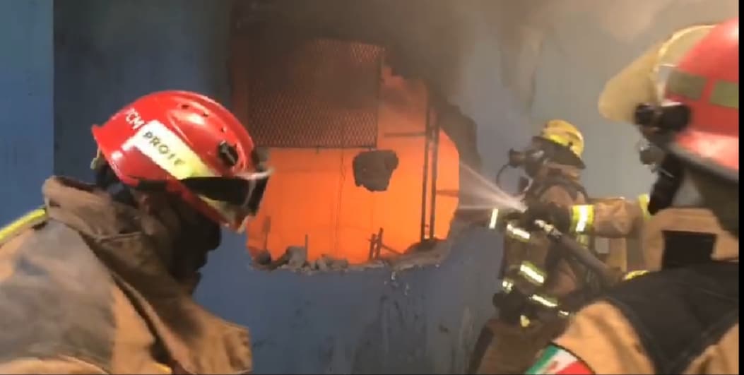 El incendio en un negocio de venta de ropa consumió parte del establecimiento y una casa aledaña