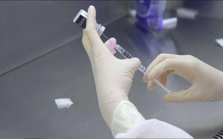 CEO de Pfizer ve necesaria cuarta dosis de vacuna