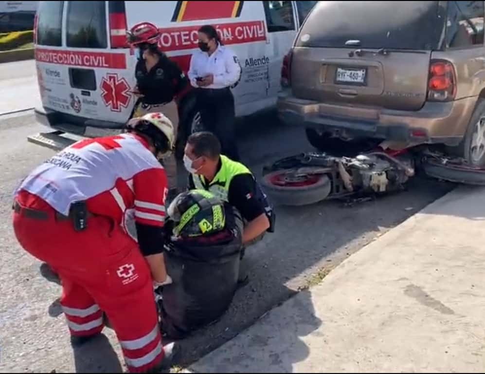 Un motociclista terminó con lesiones de consideración, al recibir un cerrón de un automóvil particular,