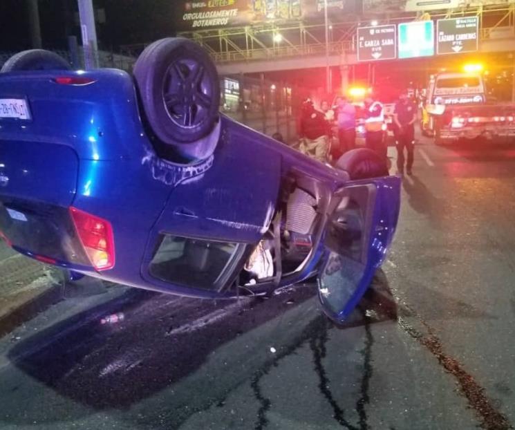 Vuelca conductor en Garza Sada