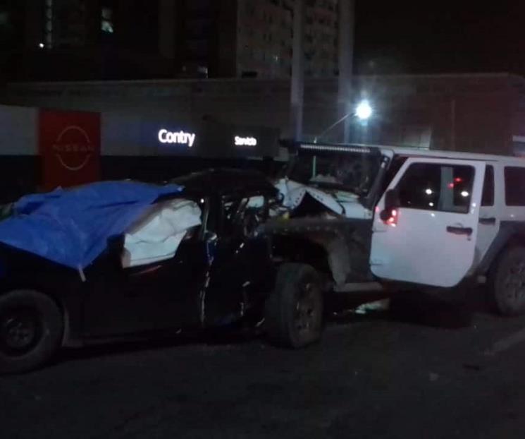 Muere pareja prensada en choque