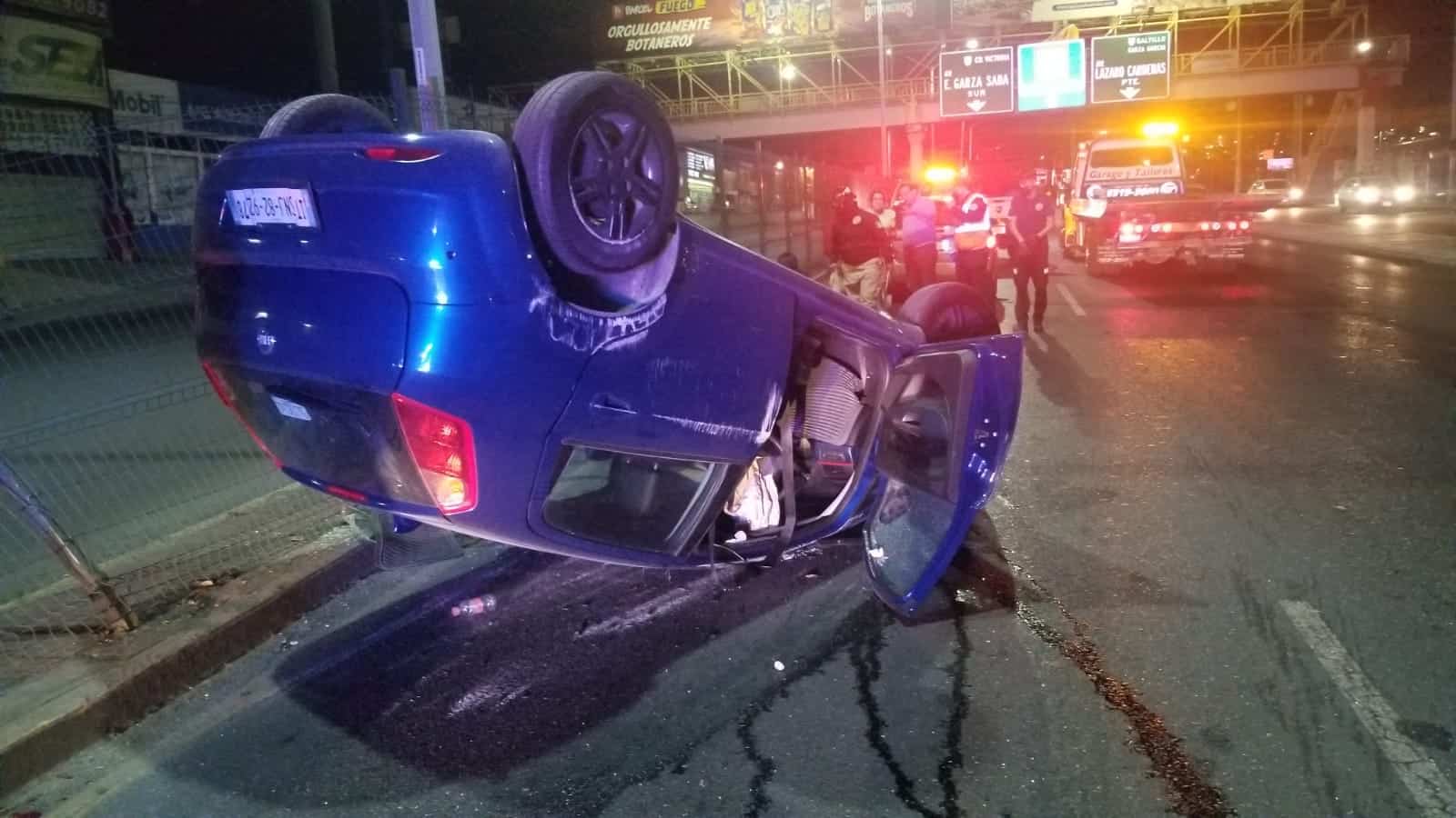 Una aparente dormitada al volante llevó a que un conductor terminara volcado