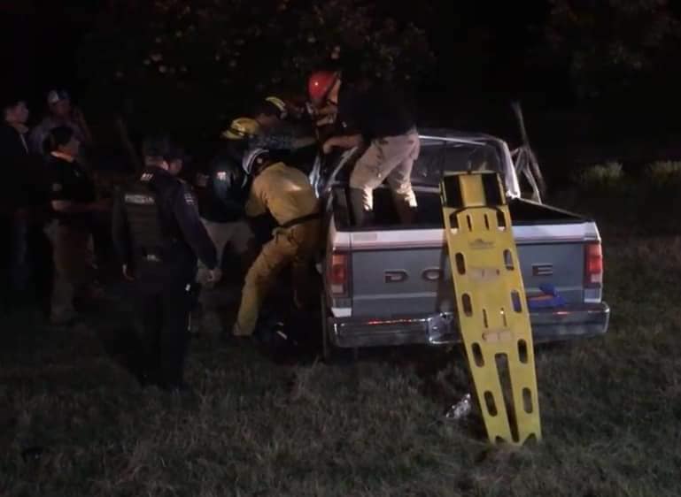 Un repartidor de tortillas terminó con lesiones de consideración, después que su camioneta fuera impactada de frente