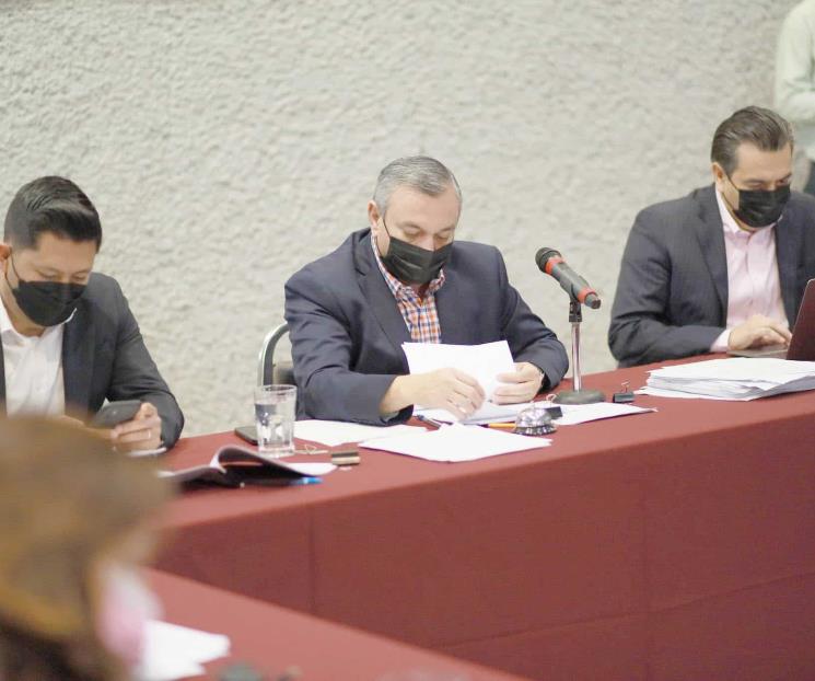 Aprueban en comisiones iniciativas para nueva Constitución Aprueban en comisiones iniciativas para nueva Constitución