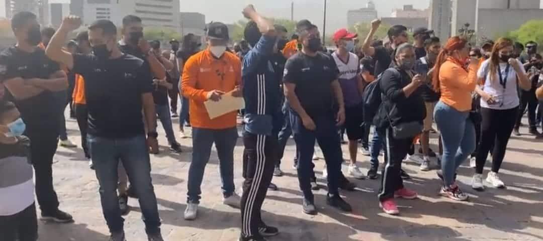 Se manifiestan maestros de educación física