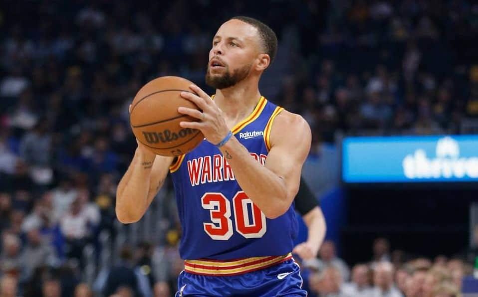 Esperan Warriors a Curry para playoffs