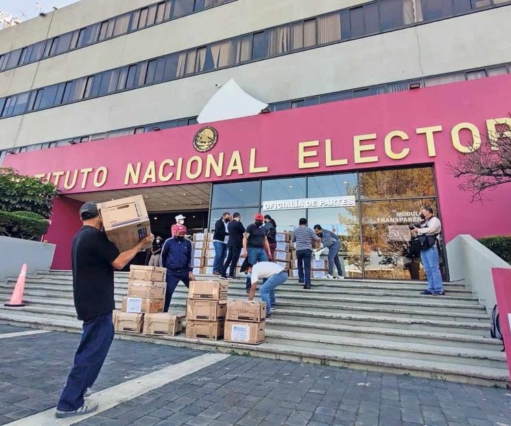AMLO acusa al INE de conspirar contra la democracia