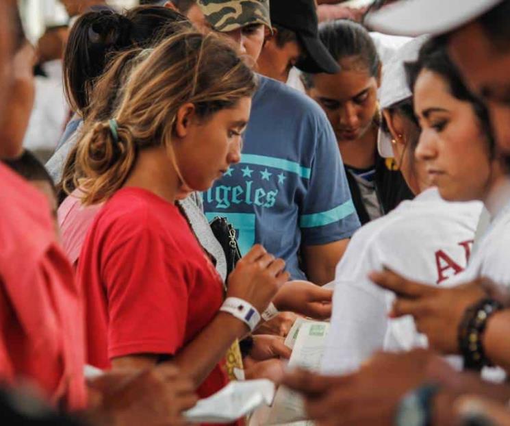  Rusos y ucranianos acampan en Tijuana