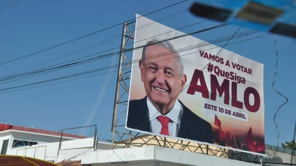 AMLO señala al INE de no informar de la consulta