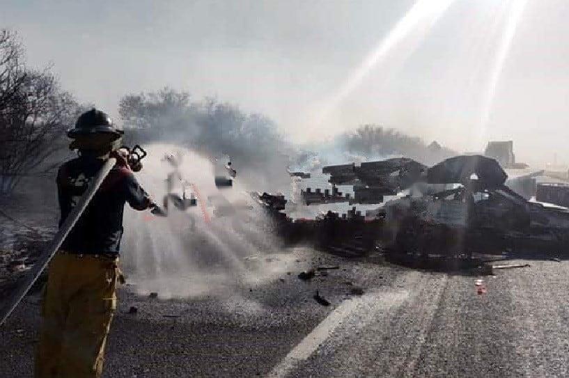 Muere calcinado trailero en General Bravo