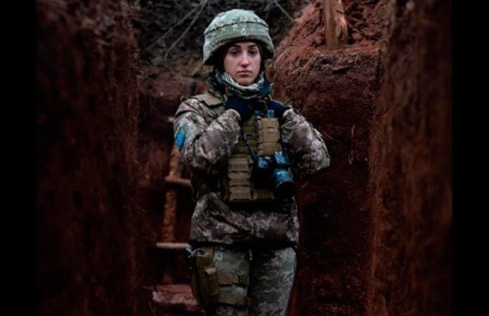 Zelenska rinde homenaje a mujeres en línea de frente