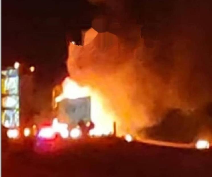 Acaban llamas con tráiler en Doctor Arroyo