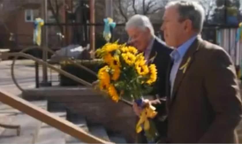 Clinton y Bush depositan ofrenda floral en iglesia ucraniana
